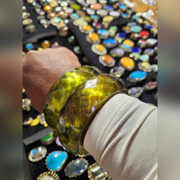 Rich Olive Green Faceted Acrylic Bracelet - Picture 6 of 16